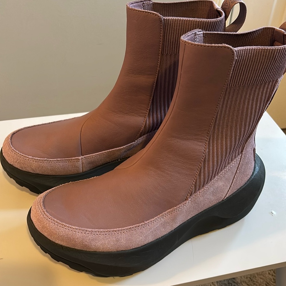 New Women’s North Face Boots without tags